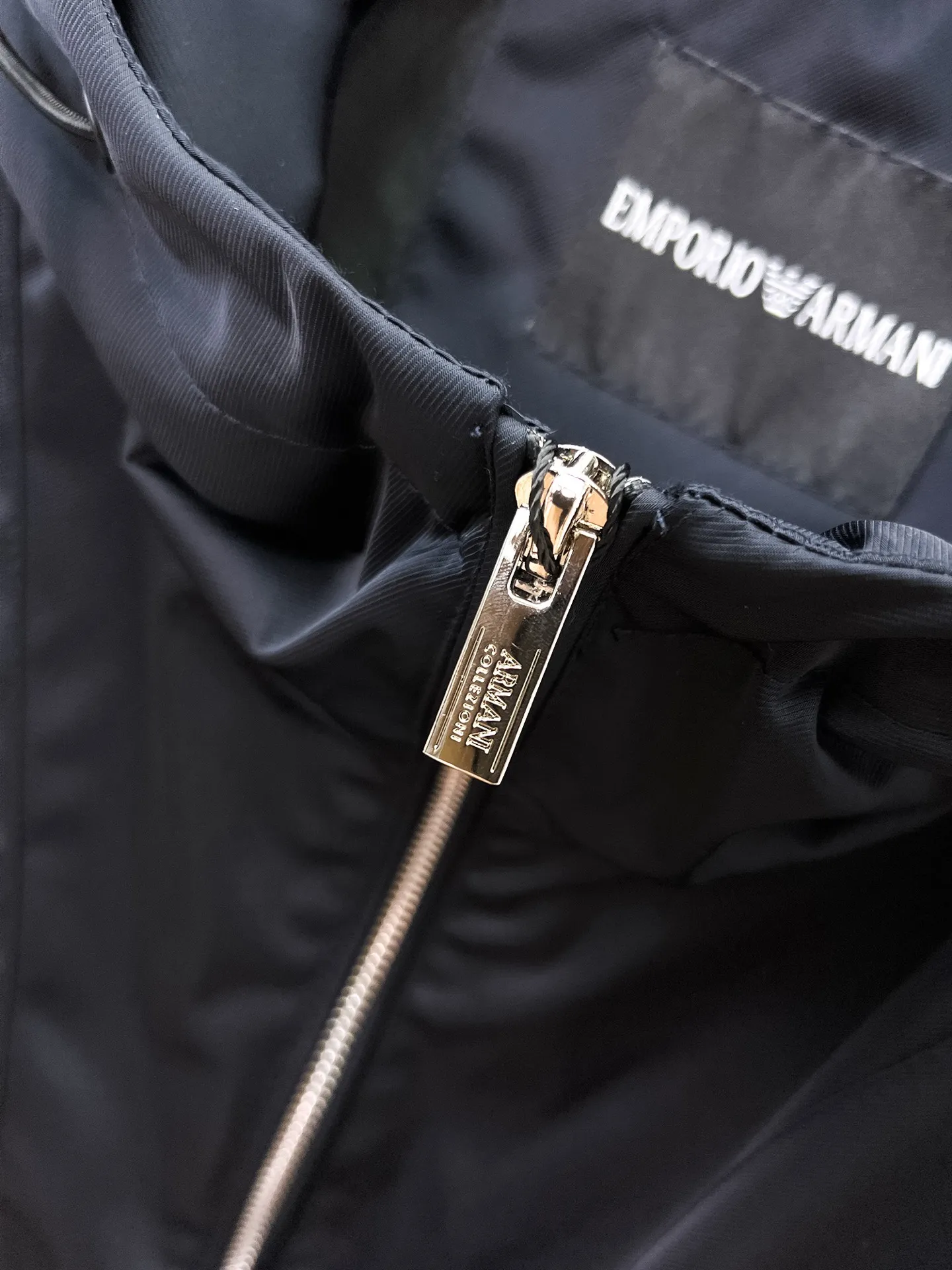 Armani official website Same Style, complete with three labels, on sale in advance. 2026 Autumn and Winter New Arrival men's jacket, Original with complete three labels, Premium version. Custom-made fabrics at the counter. Breathable, high comfort, impeccable details, brand element design concept, reflecting high quality. It feels delicate and soft, presents a casual cut, and has a great upper body shape. Sizes: M～3XL,